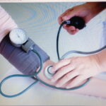 На якій руці міряти тиск: учені назвали найправильніше положення